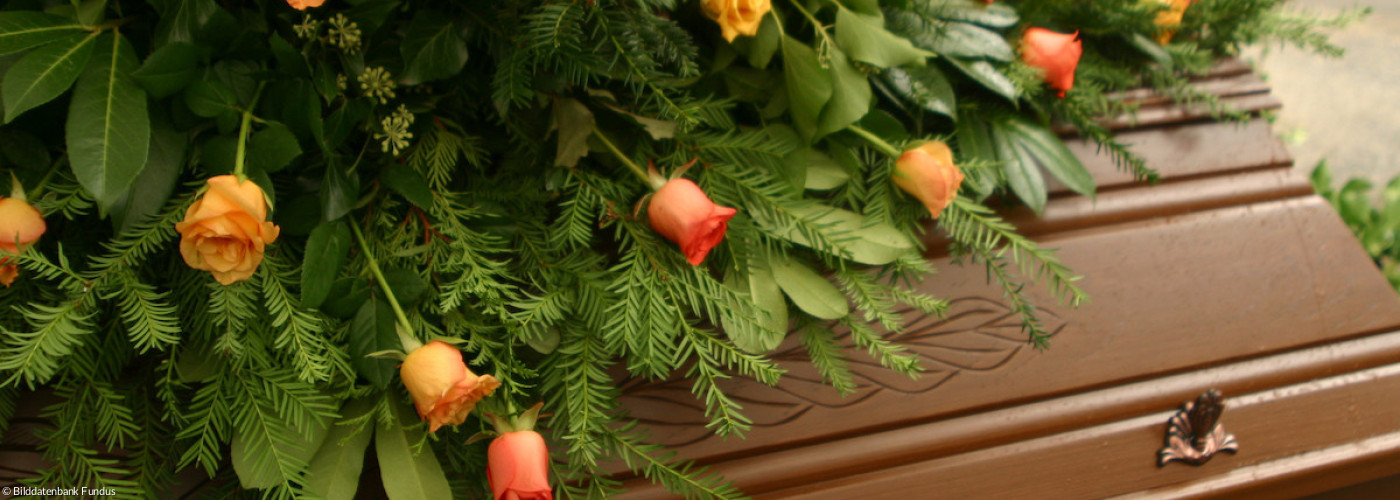 Sarg mit Blumenschmuck 7