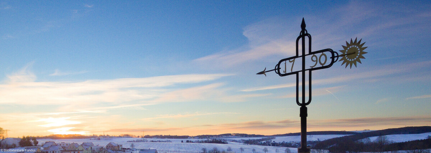 Turmkreuz im Sonnenaufgang